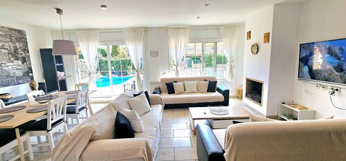 PERHETALO, jolla on uima-allas, on hyvin lähellä rantaa