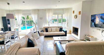 PERHETALO, jolla on uima-allas, on hyvin lähellä rantaa