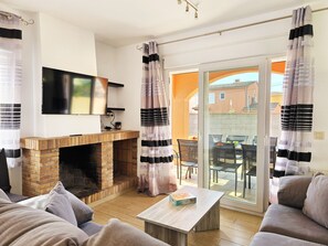 Télévision, cheminée