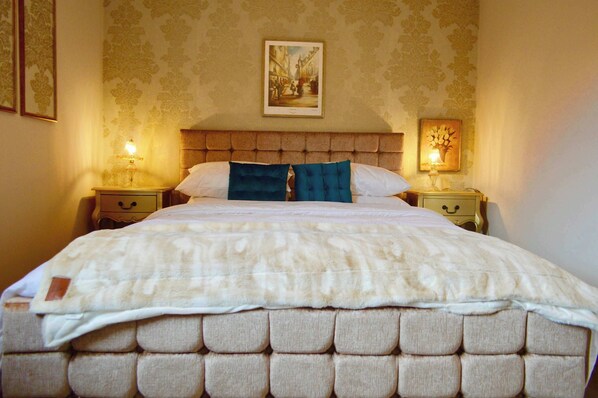 2 bedrooms, iron/ironing board, Internet, bed sheets