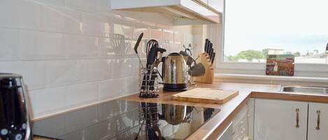 Kühlschrank, Ofen, Herdplatte, Wasserkocher mit Kaffee-/Teezubehör