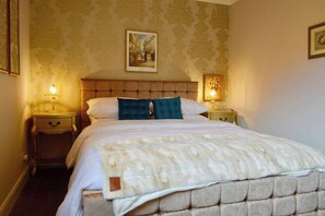 2 bedrooms, iron/ironing board, Internet, bed sheets