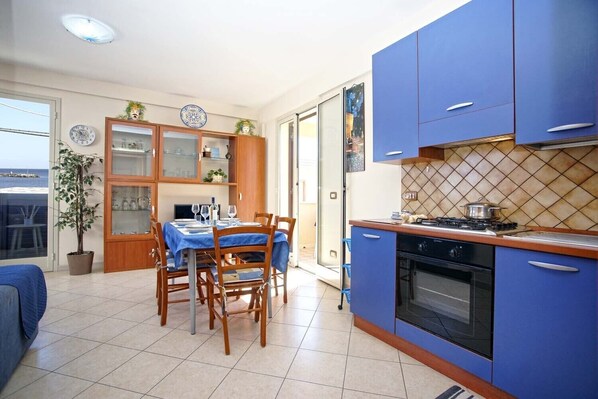 Frigorífico, horno, placa de cocina y cafetera o tetera
