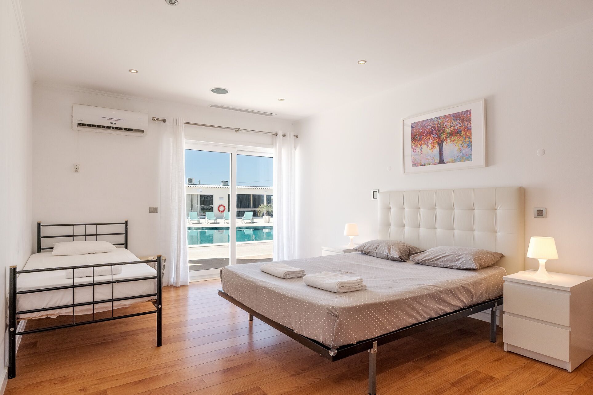 8 Schlafzimmer, Zimmersafe, Bügeleisen/Bügelbrett, Reisekinderbett