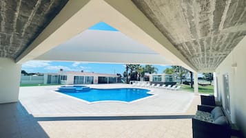 Una piscina al aire libre