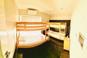 8 bedrooms, in-room safe, iron/ironing board, travel cot