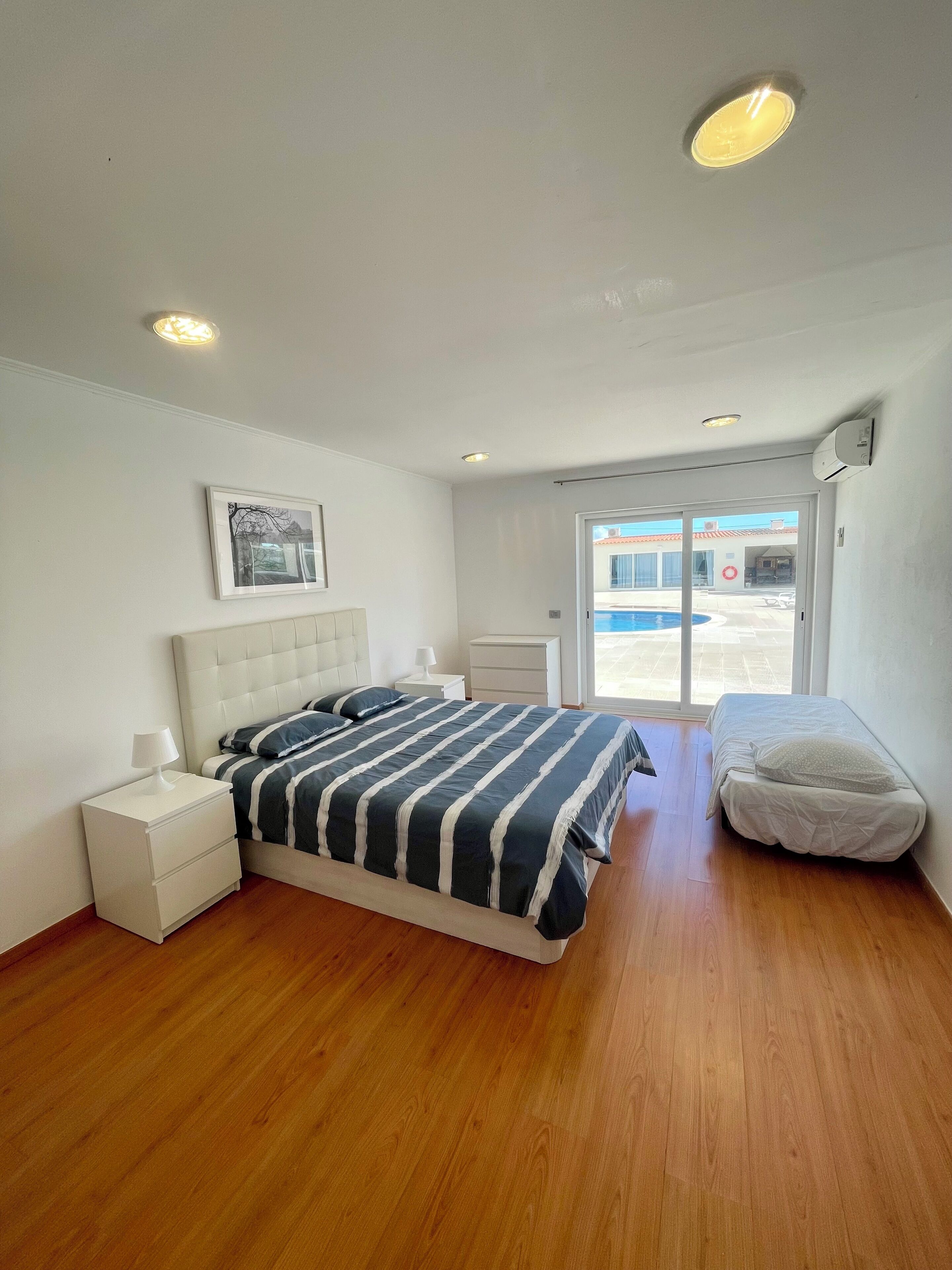 8 Schlafzimmer, Zimmersafe, Bügeleisen/Bügelbrett, Reisekinderbett