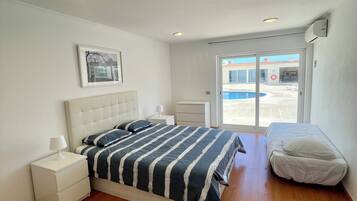 8 Schlafzimmer, Zimmersafe, Bügeleisen/Bügelbrett, Reisekinderbett