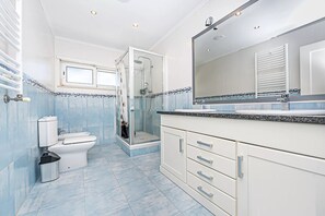 Een douche, een haardroger, een bidet, handdoeken