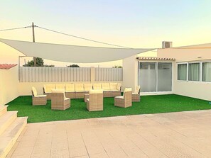 Terrace/patio - VILLA PORTUGAL: 2 POOLS, FOOTBALL PITCH, TENNIS COURT, CINEMA ROOM, PRIVATE CHEF (Poceirão)