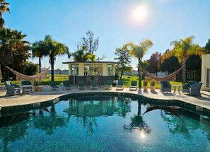 Una piscina al aire libre, una piscina climatizada