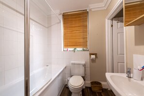 Ensemble douche/baignoire, sèche-cheveux, bidet, serviettes fournies