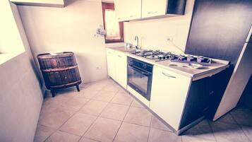 Kühlschrank, Ofen, Herdplatte, Wasserkocher mit Kaffee-/Teezubehör