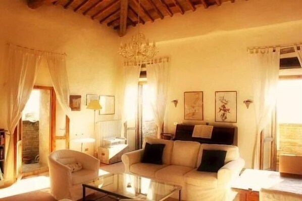 Televisión, reproductor de DVD, libros y videoteca 