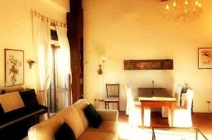 TV, DVD player, books, video library - charming castle apartement with glorious views (Panzano in Chianti)