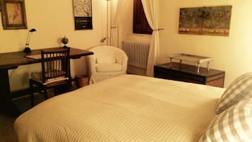 1 habitación, tabla de planchar con plancha, wifi y ropa de cama