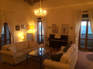 TV, DVD player, books, video library - charming castle apartement with glorious views  (Panzano in Chianti)