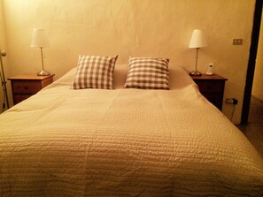 1 habitación, tabla de planchar con plancha, wifi y ropa de cama 