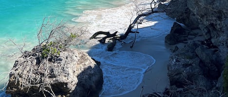 Beach nearby, sun loungers, beach towels