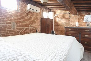 1 bedroom, iron/ironing board, travel cot, WiFi