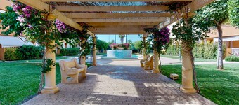 Ground floor flat 2 bedrooms. 2 bathrooms. 150m beach. Swimming pool. Parking. Air conditioning by ducts.