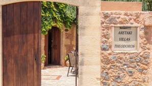A stone wall with a sign reading "ARETAKI VILLAS THEODOROS". - Private Pool★Stone Villa★ BBQ & Wifi★ Jacuzzi (Astratigos)