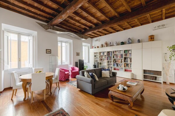 TV - Luxury Trevi Apartment (Roma)
