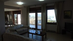 TV, fireplace - Apt of 170 m2 ★ Sea view ★ Walking to Taverna, Grocery (Plaka)