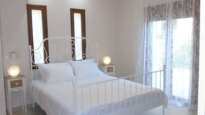 4 bedrooms, iron/ironing board, WiFi, bed sheets - Apt of 170 m2 ★ Sea view ★ Walking to Taverna, Grocery (Plaka)