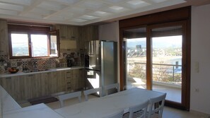 Fridge, oven, stovetop, dishwasher - Apt of 170 m2 ★ Sea view ★ Walking to Taverna, Grocery (Plaka)