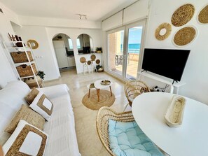 TV, DVD player, stereo - Sunrise 01 by homeprive (Denia)