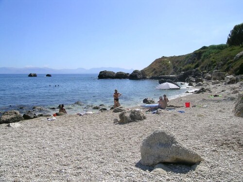 Lovely villa with splendid sea view and direct access to beach