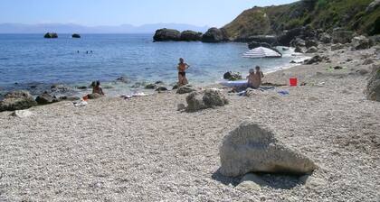 Lovely villa with splendid sea view and direct access to beach