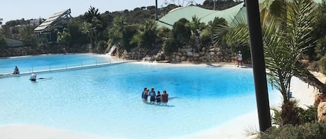 Una piscina al aire libre, una piscina climatizada