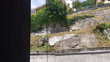 Camera con letto matrimoniale o 2 letti singoli, vista collina | Copriletto in piuma, con stile personalizzato