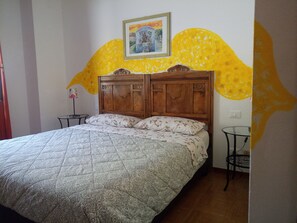 Habitación con 1 cama doble o 2 individuales, vistas a la colina | Edredones de plumas, decoración individual, mobiliario individual