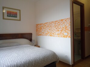 Chambre simple, vue sur la vallée | Couette en duvet, décor unique, ameublement unique, bureau