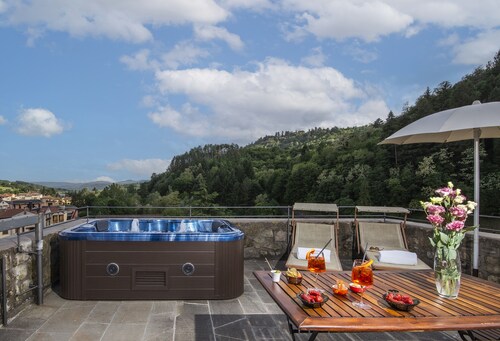 Near  FLORENCE dreams MEDIEVAL TOWER LUNGARNO, JACUZZI  ROOF for couple in love