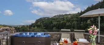 I nærheten av Firenze MEDIEVAL TORRE LUNGARNO for elskere, med boblebad på taket.