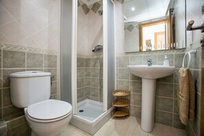 Baignoire, sèche-cheveux, bidet, serviettes fournies