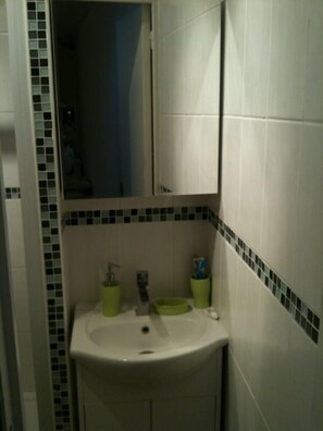Bathtub, hair dryer, towels