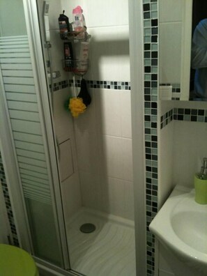 Bathtub, hair dryer, towels