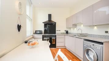 Kühlschrank, Mikrowelle, Ofen, Geschirrspüler