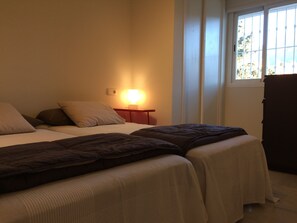 1 slaapkamer, een strijkplank/strijkijzer, wifi, beddengoed