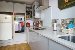 冰箱、微波炉、厨具/餐具、餐桌