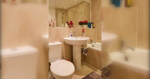 Bathtub, hair dryer - Sunny and Airy 2 Bedroom Apartment in Stockbridge (Stockbridge)
