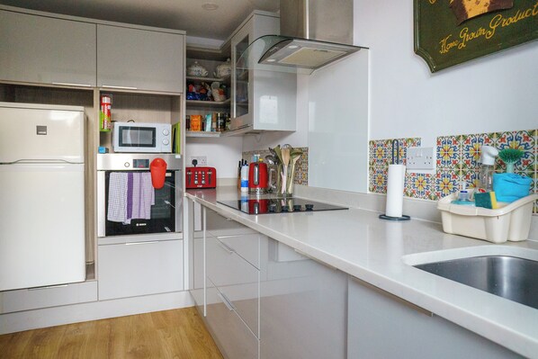 雪櫃、微波爐、廚房用具/餐具/器皿、餐桌