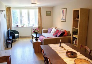 TV - Sunny and Airy 2 Bedroom Apartment in Stockbridge (Stockbridge)