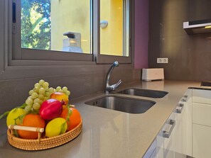 Fridge, microwave, oven, dishwasher - Marianna: House with private swimming pool in L´Escala (L'Escala)