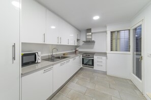 Een koelkast, een microgolfoven, een oven, een kookplaat